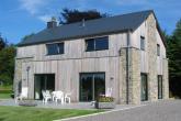 Maison unifamiliale avec un garage comme volume secondaire