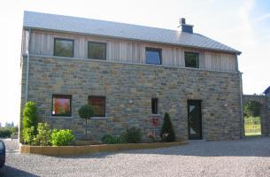 Maison unifamiliale avec un garage comme volume secondaire