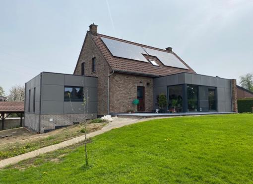 Extension d'une maison unifamiliale, bardage en panneaux fibre-ciment
