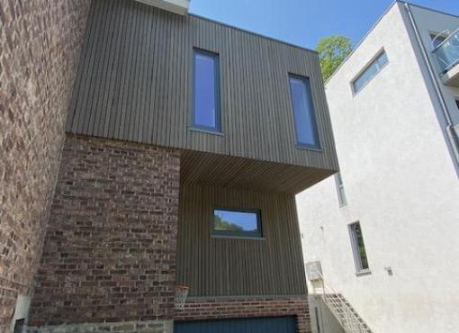 Extension - rehaussement en structure et bardage bois d'une maison unifamiliale dans la région de Mery